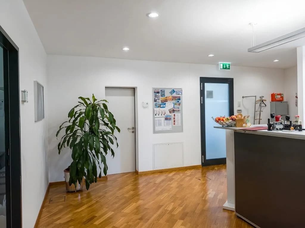 6-Zimmer-Gewerbeimmobilie mieten in Salzburg Stadt – 146 m², € 2.200 – Bild 2 von 8
