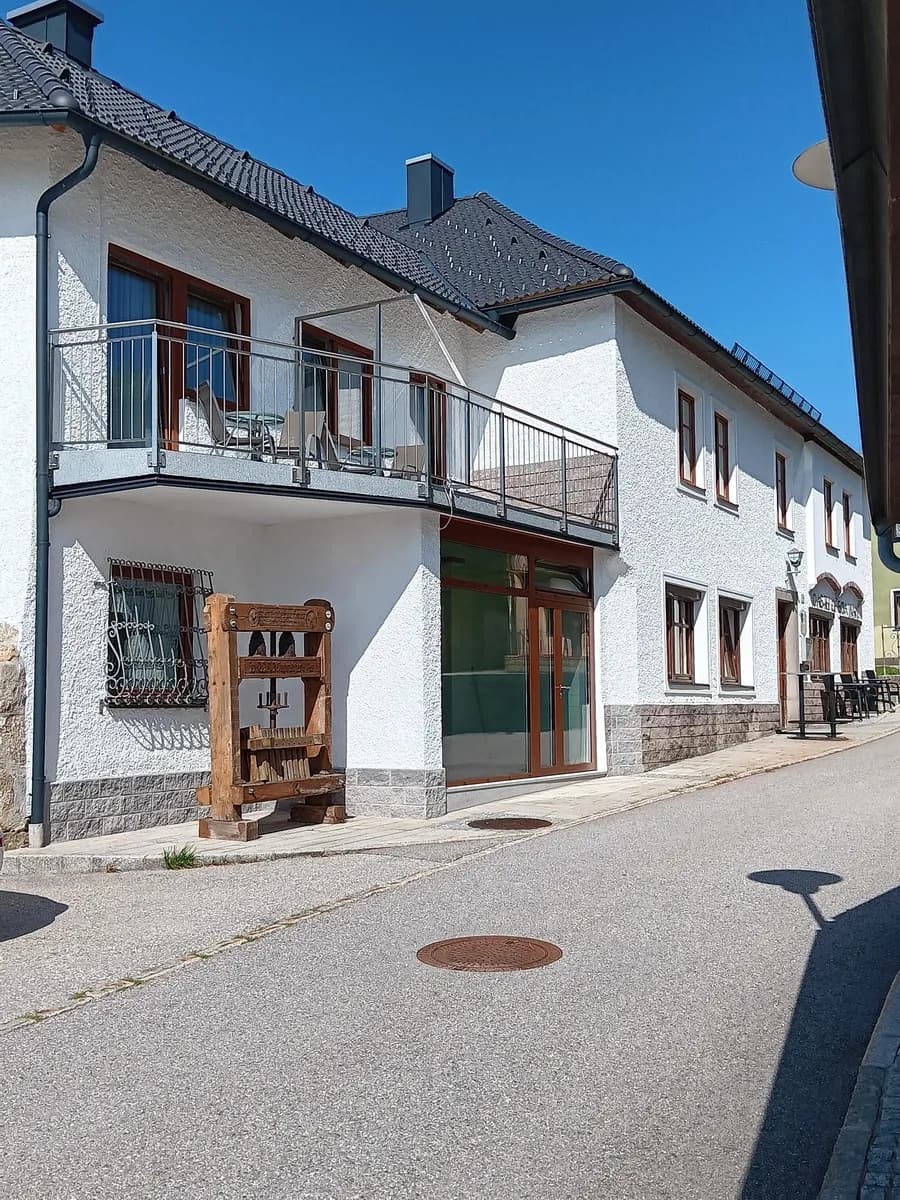 7-Zimmer-Gewerbeimmobilie mieten in Freistadt – 913 m², € 2.500 – Bild 2 von 9