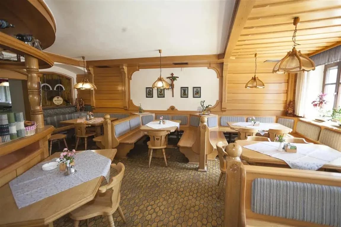 7-Zimmer-Gewerbeimmobilie mieten in Freistadt – 913 m², € 2.500 – Bild 3 von 9