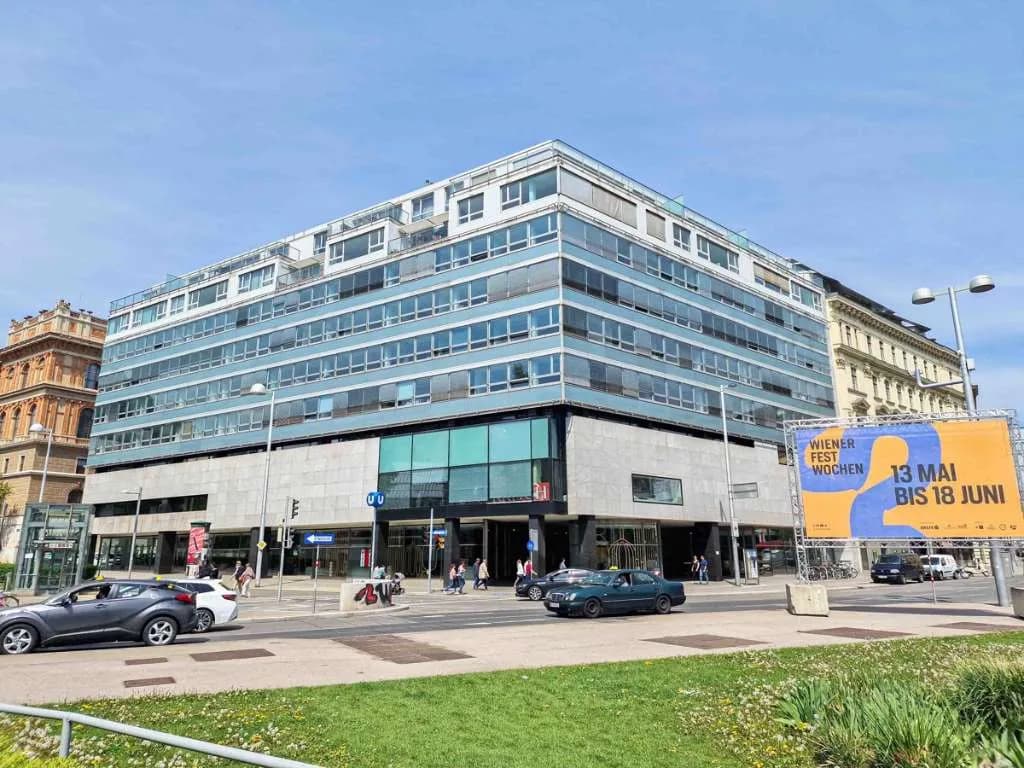 Gewerbeimmobilie mieten in Wien – 1 333 m², € 35.245 – Bild 1 von 4