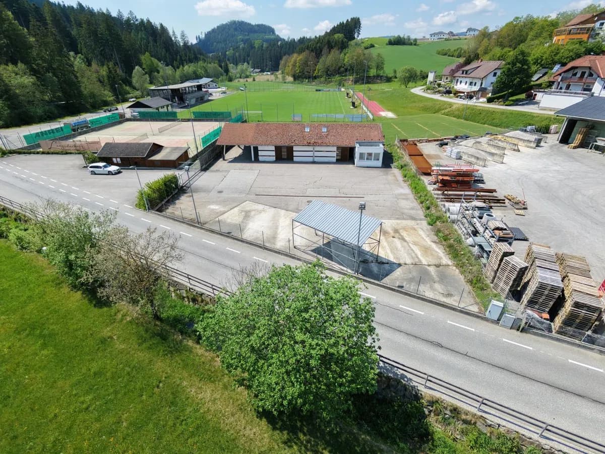 Gewerbeimmobilie mieten in Perg – 1 377 m², € 1.500