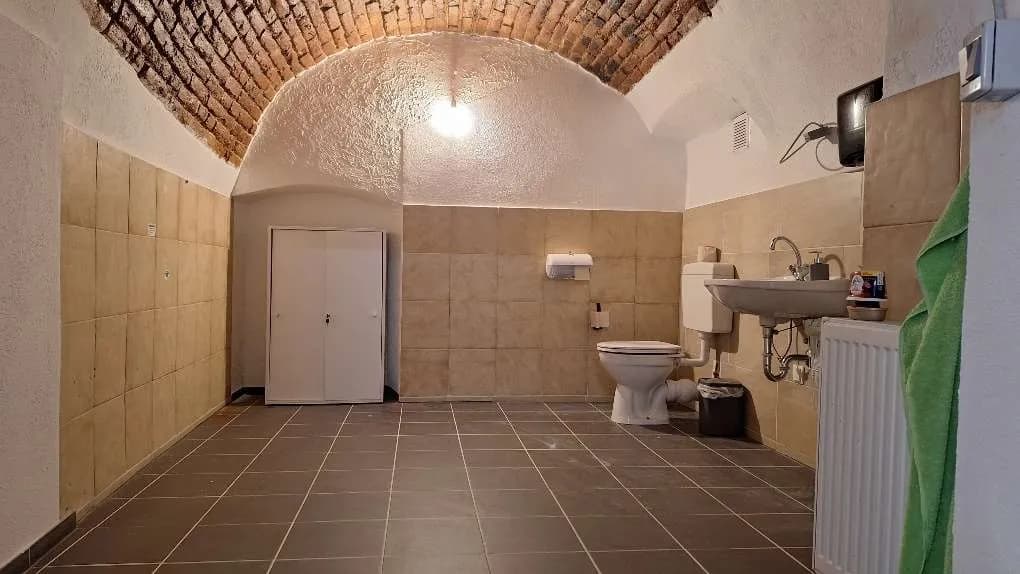 Gewerbeimmobilie mieten in Neunkirchen – 393 m², € 2.198 – Bild 2 von 4