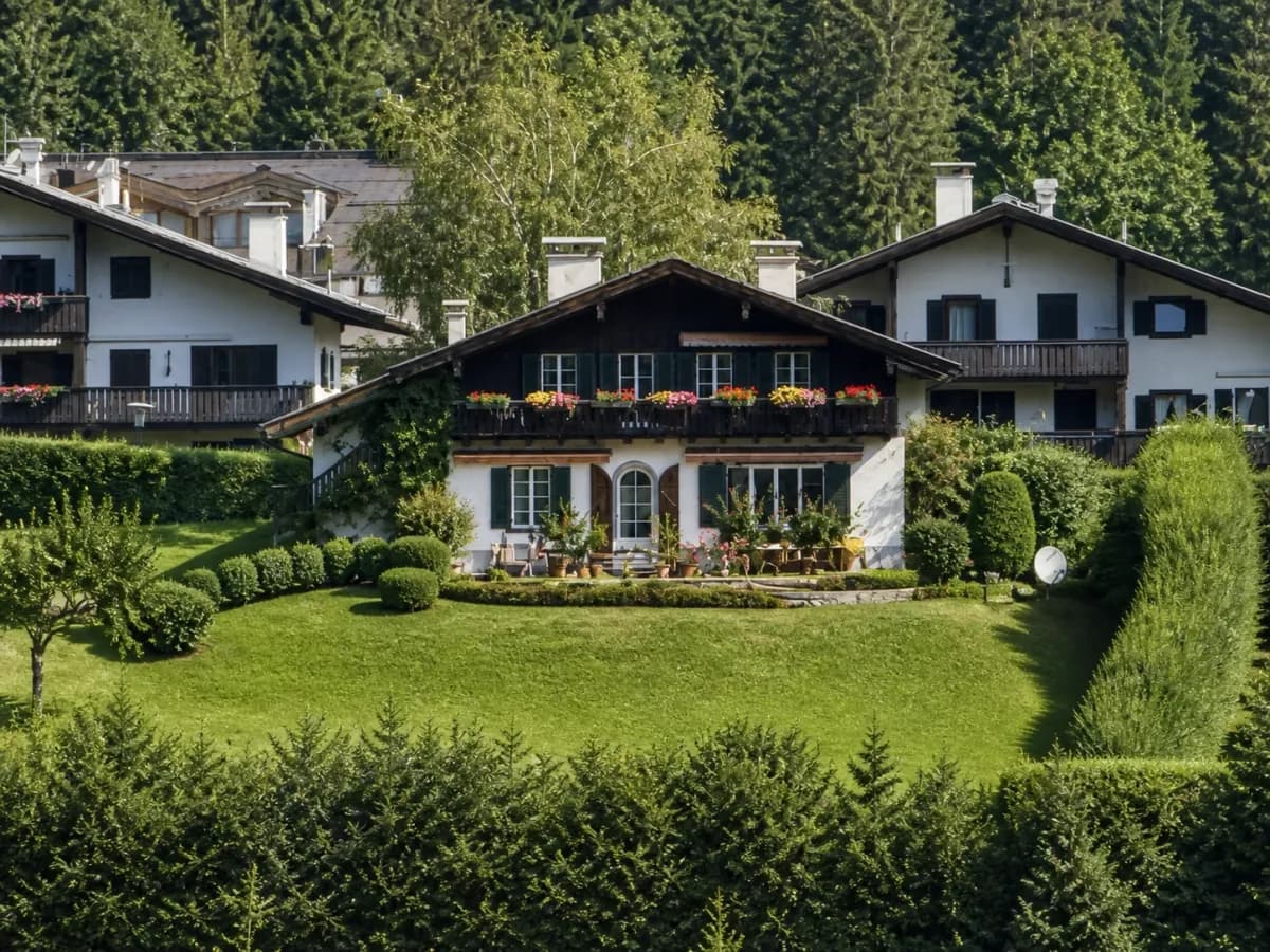 12-Zimmer-Haus mieten in Kitzbühel – 430 m², € 8.100 – Bild 1 von 12