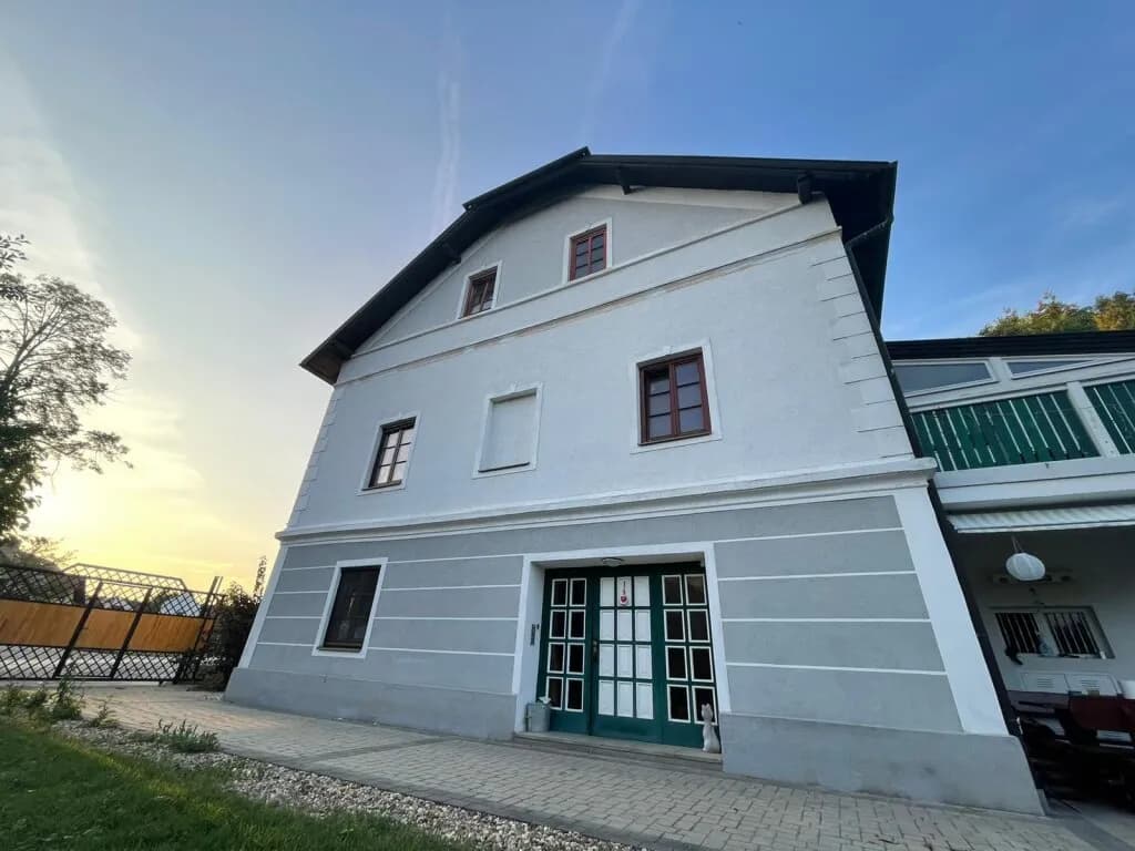 9-Zimmer-Gewerbeimmobilie kaufen in Krems Land – 280 m², € 609.000 – Bild 1 von 32