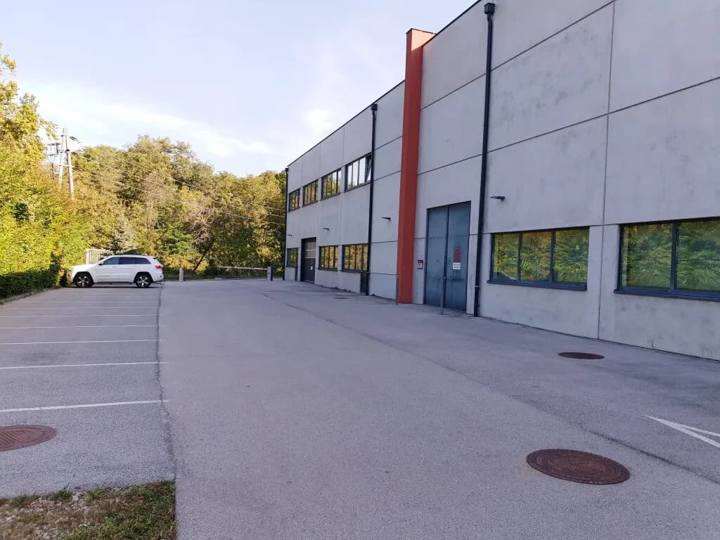 1-Zimmer-Gewerbeimmobilie mieten in Baden – 48 m², € 654 – Bild 1 von 5