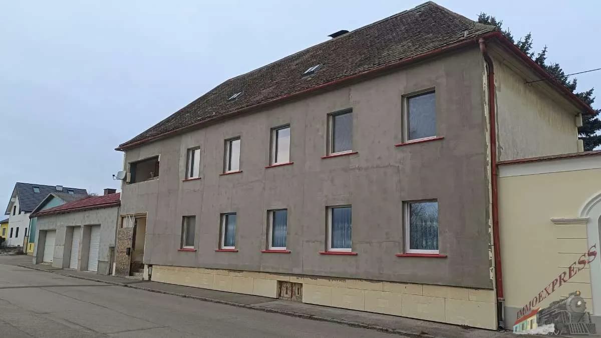 4-Zimmer-Haus kaufen in Hollabrunn – 270 m², € 325.000 – Bild 1 von 19