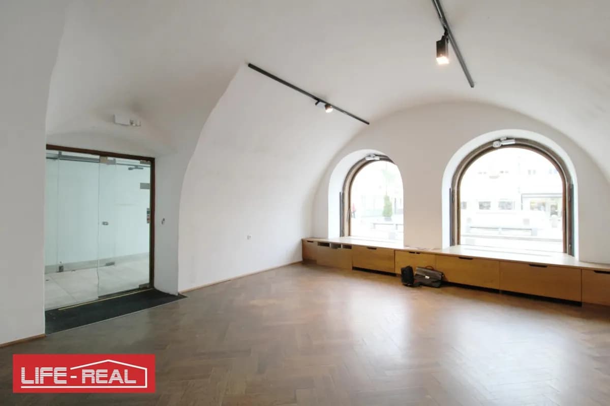 Gewerbeimmobilie mieten in Ried im Innkreis – 180 m², € 2.400