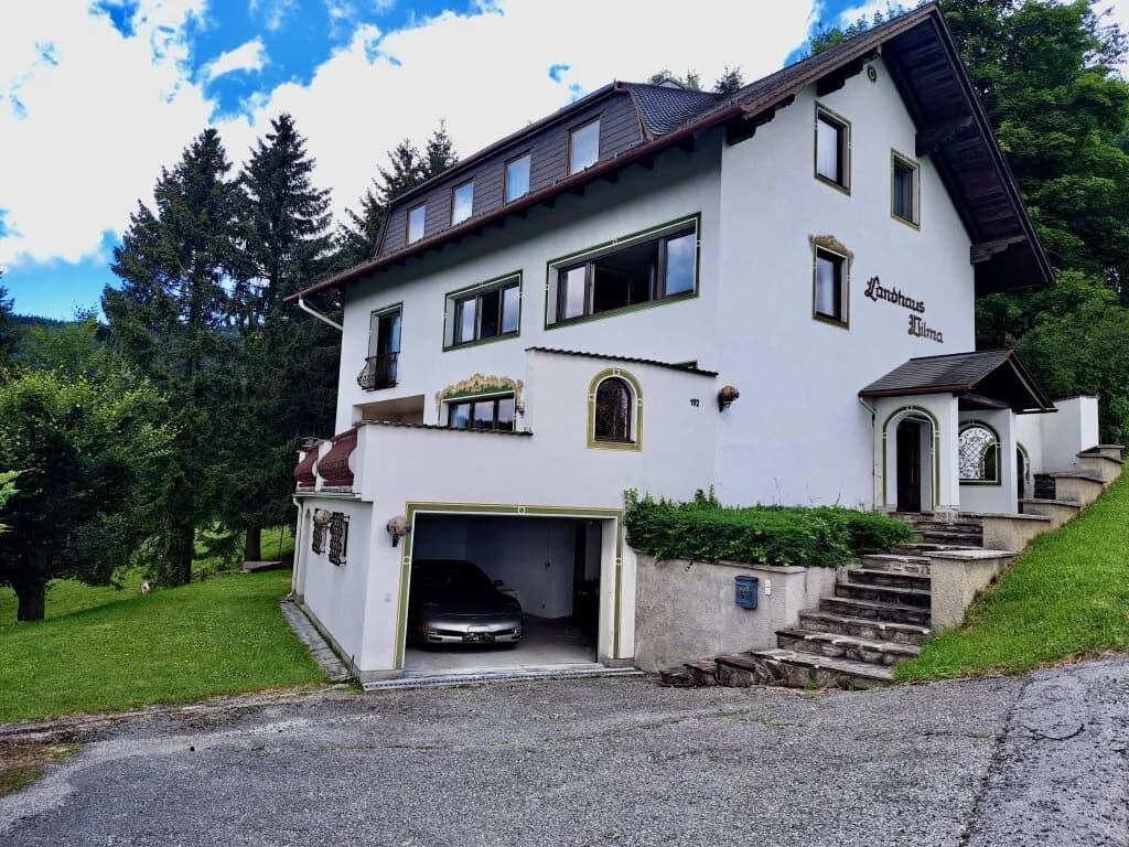 8-Zimmer-Haus kaufen in Neunkirchen – 382 m², € 499.000 – Bild 1 von 26