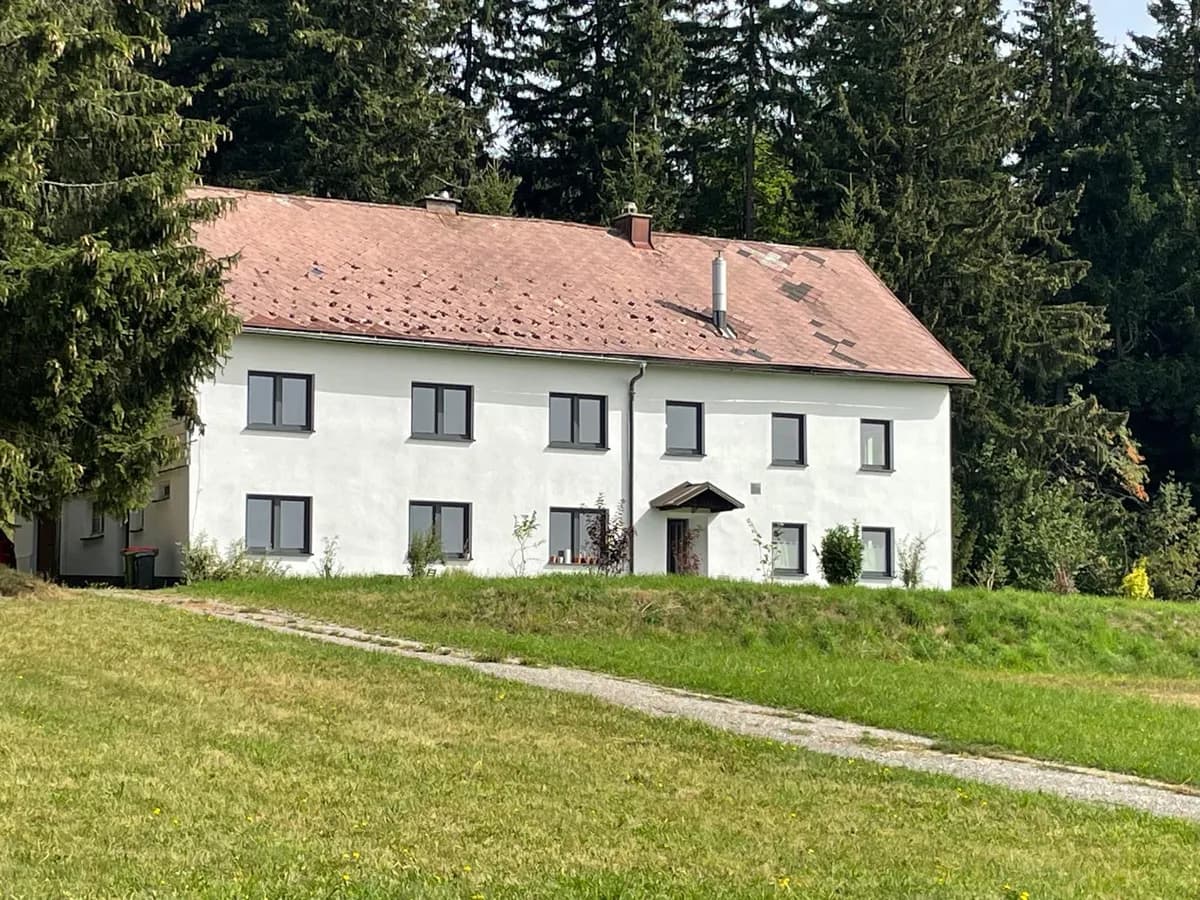 8-Zimmer-Haus mieten in Rohrbach – 240 m², € 1.500 – Bild 1 von 18
