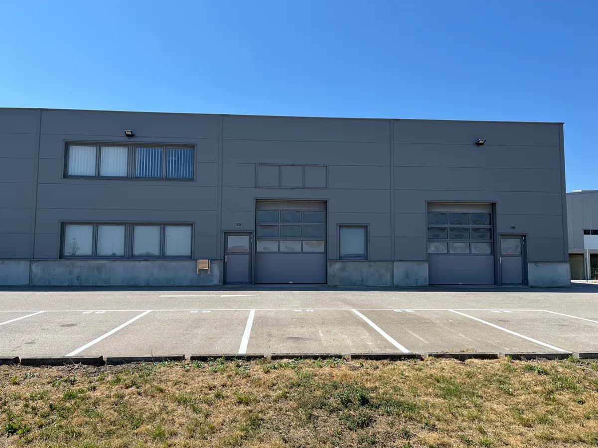8-Zimmer-Gewerbeimmobilie mieten in Baden – 272 m², € 3.496 – Bild 1 von 19