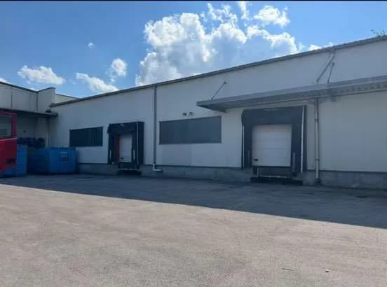 Gewerbeimmobilie mieten in Vöcklabruck – 1 600 m², € 4 – Bild 2 von 3
