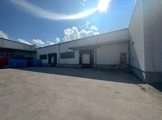 Gewerbeimmobilie mieten in Vöcklabruck – 1 600 m², € 4 – Bild 3 von 3