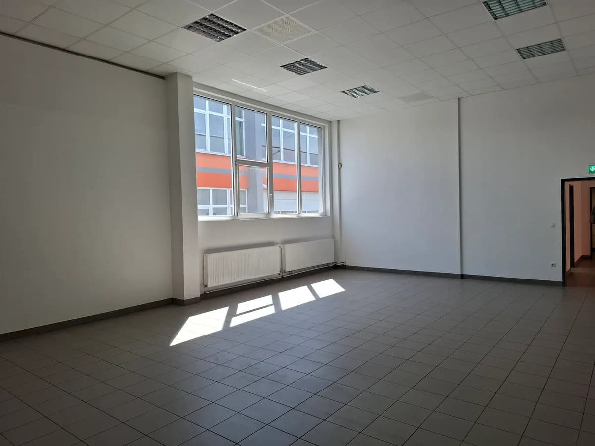 Gewerbeimmobilie mieten in Wiener Neustadt – 180 m²