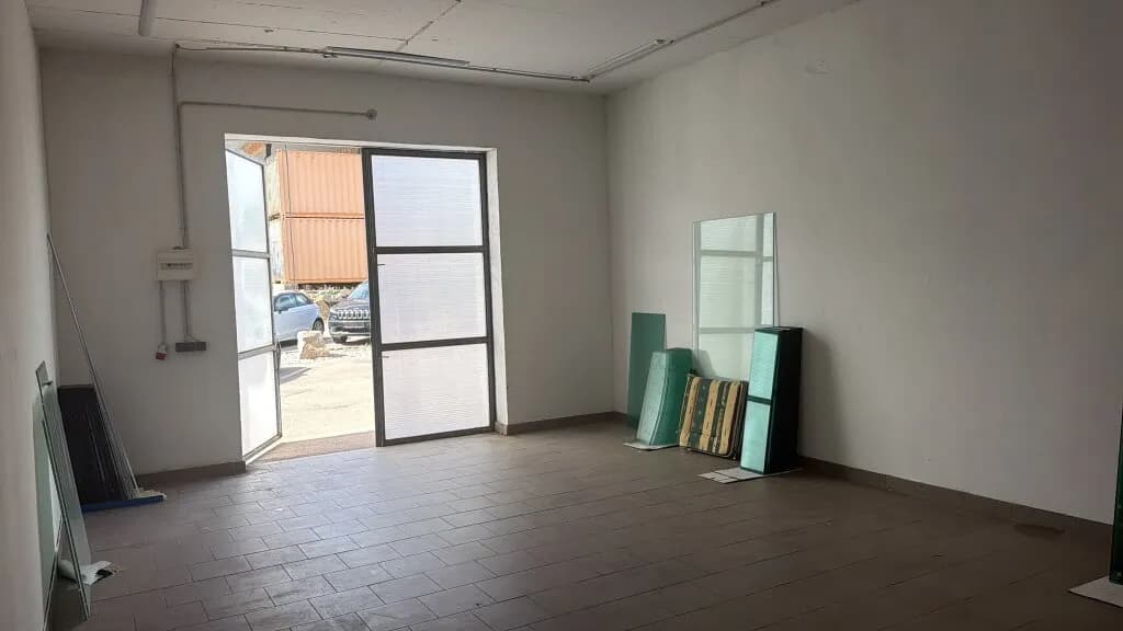 Gewerbeimmobilie mieten in Wiener Neustadt Land – 40 m², € 422