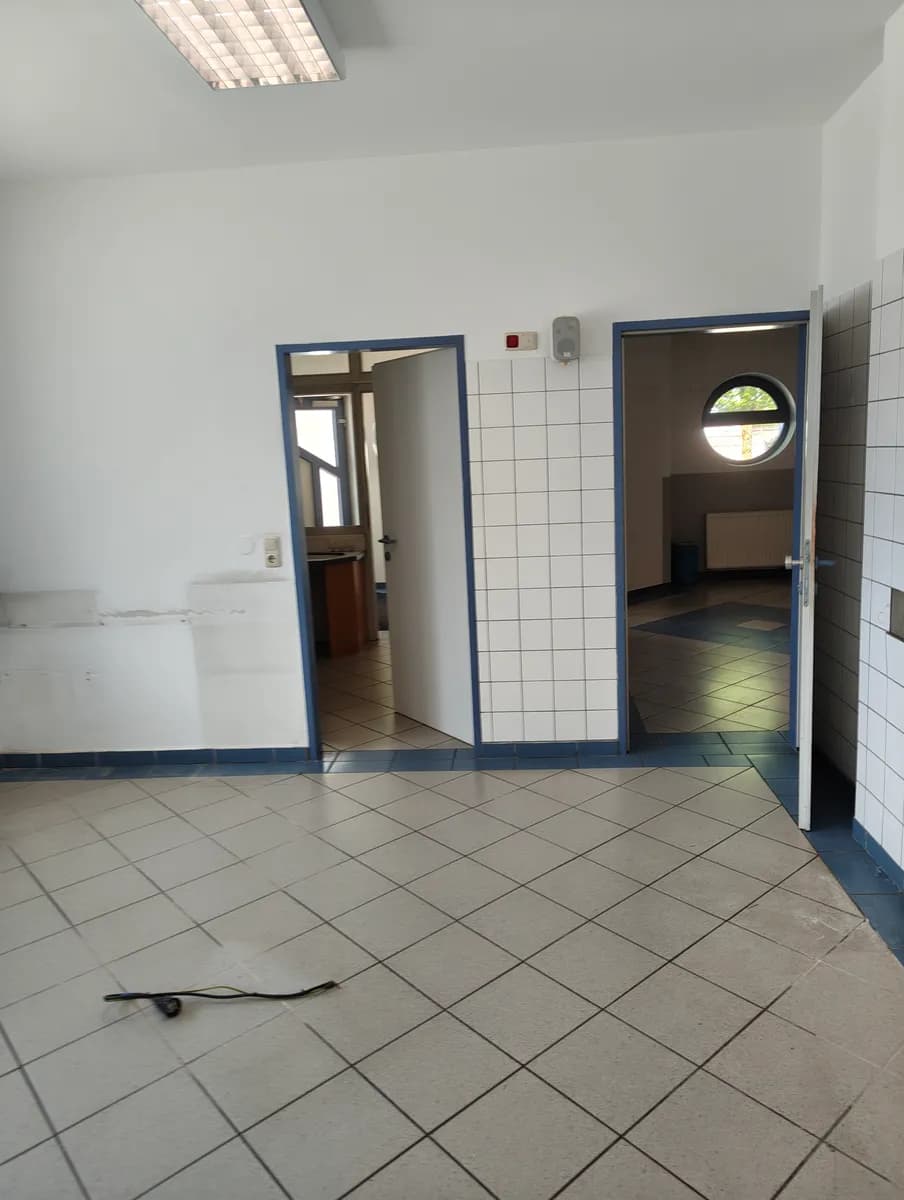11-Zimmer-Gewerbeimmobilie mieten in Vöcklabruck – 100 m², € 9 – Bild 2 von 5
