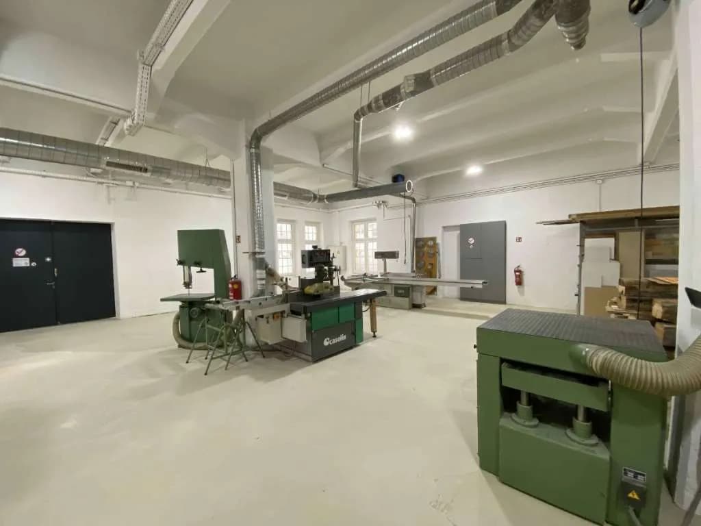 Gewerbeimmobilie mieten in Baden – 343 m², € 980