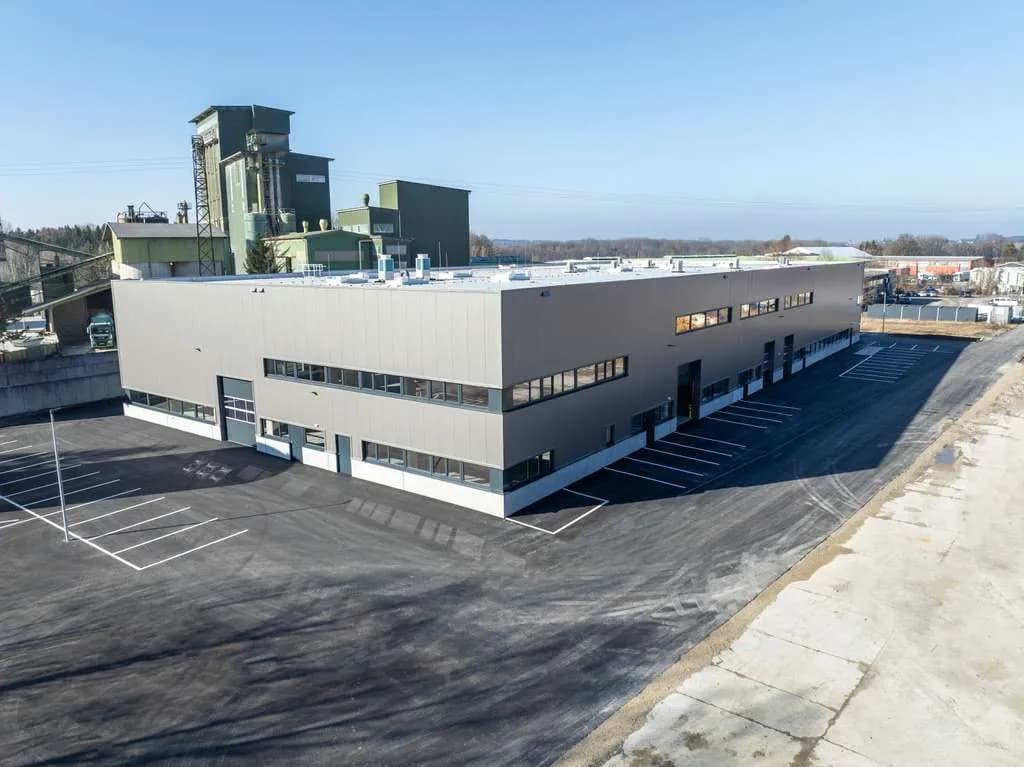 Gewerbeimmobilie mieten in Salzburg-Umgebung – 1 700 m², € 14