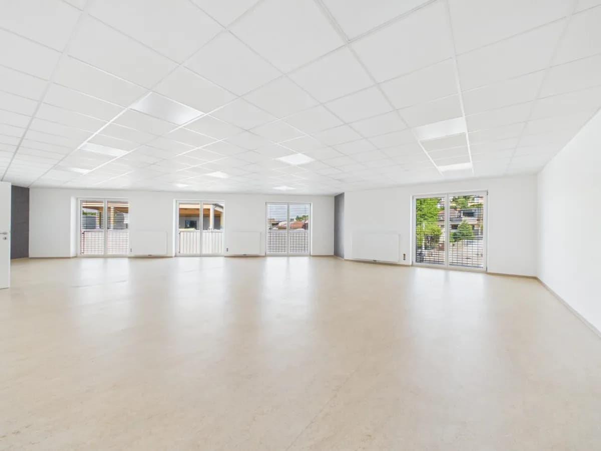 6-Zimmer-Gewerbeimmobilie mieten in Urfahr-Umgebung – 242 m², € 2.744 – Bild 1 von 10