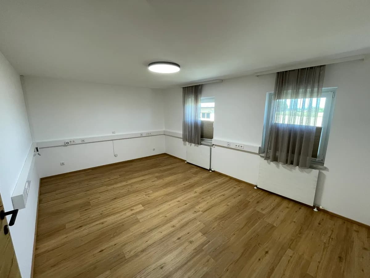 1-Zimmer-Gewerbeimmobilie mieten in Wels-Land – 18 m², € 14 – Bild 3 von 17