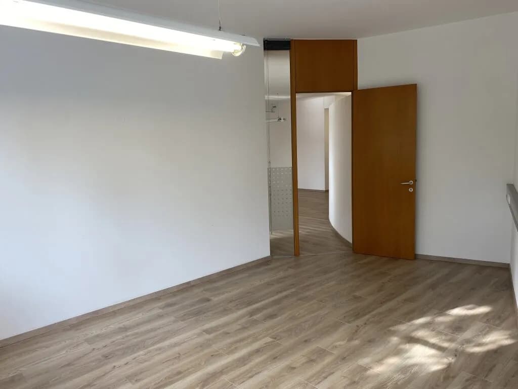 6-Zimmer-Gewerbeimmobilie mieten in Linz – 136 m², € 2.181 – Bild 10 von 15