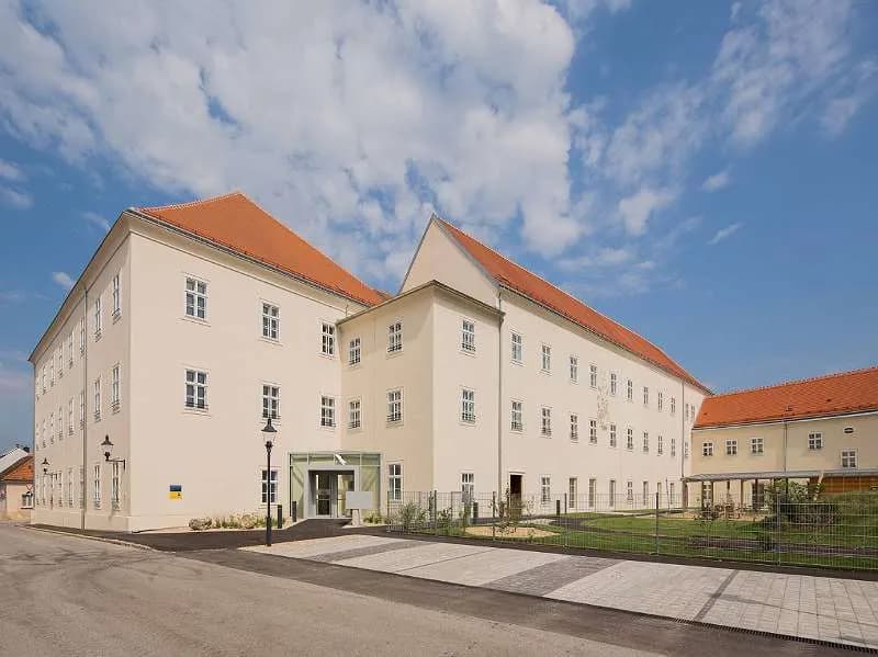 2-Zimmer-Wohnung mieten in Bruck an der Leitha – 77 m², € 985 – Bild 1 von 4
