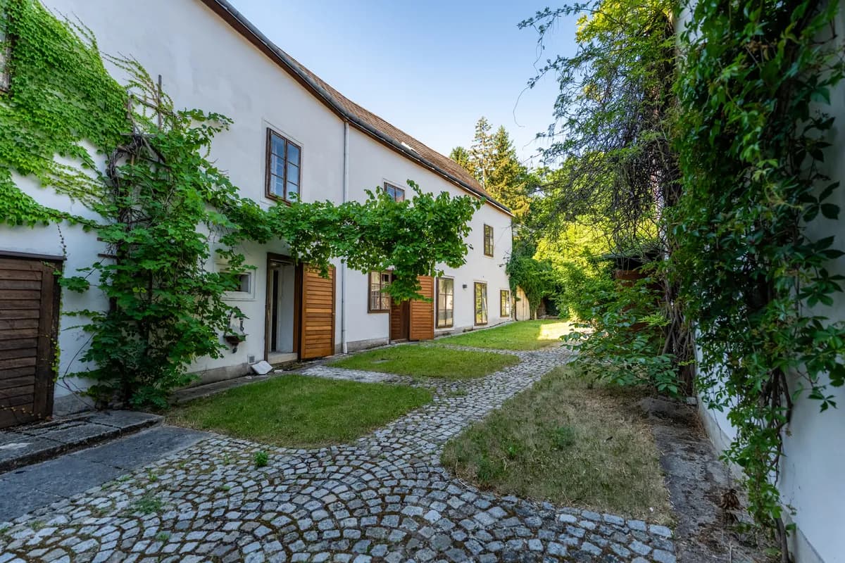 Haus kaufen in Mödling – 645 m² – Bild 1 von 11