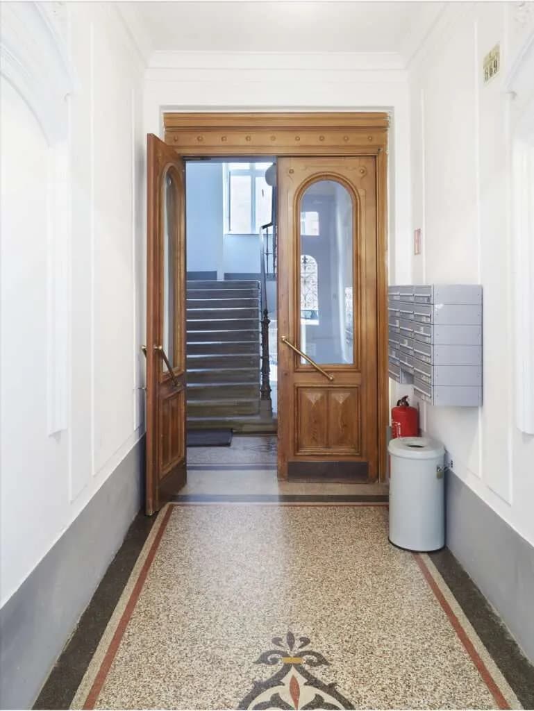 Gewerbeimmobilie kaufen in Wien – 1 581 m² – Bild 2 von 2