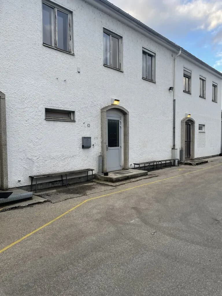 8-Zimmer-Gewerbeimmobilie mieten in Vöcklabruck – 233 m², € 1.977