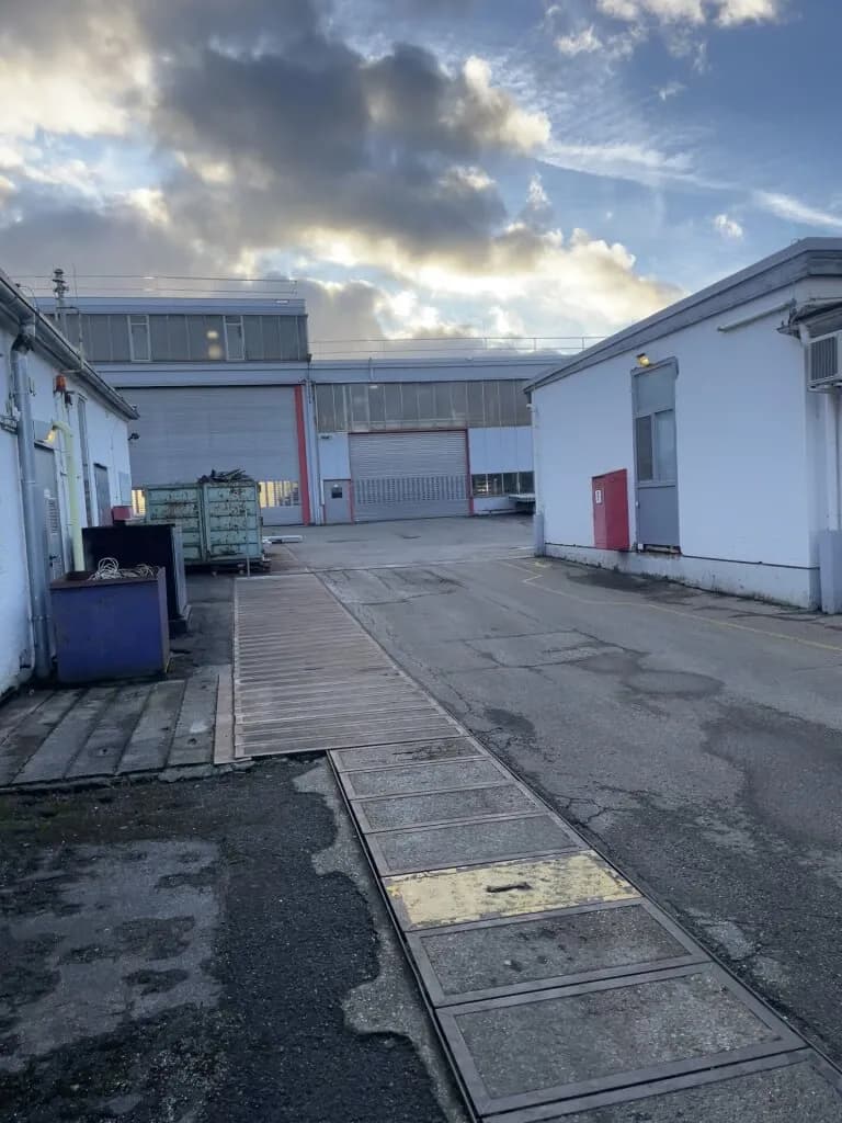 8-Zimmer-Gewerbeimmobilie mieten in Vöcklabruck – 233 m², € 1.977 – Bild 2 von 19