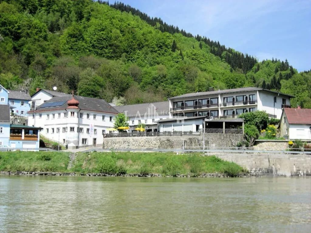 Gewerbeimmobilie kaufen in Perg – 2 085 m², € 890.000
