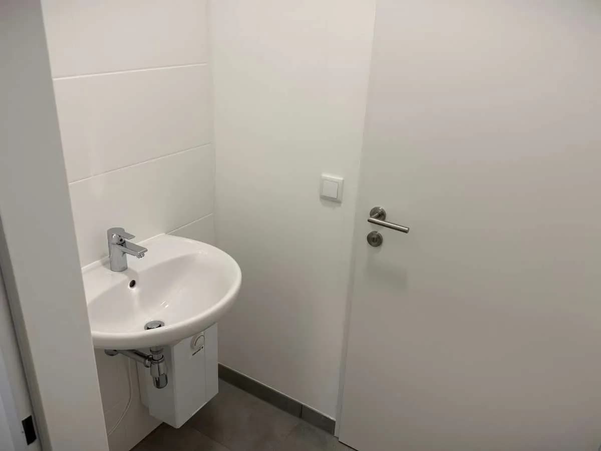 Gewerbeimmobilie mieten in Baden – 2 082 m², € 10 – Bild 45 von 49