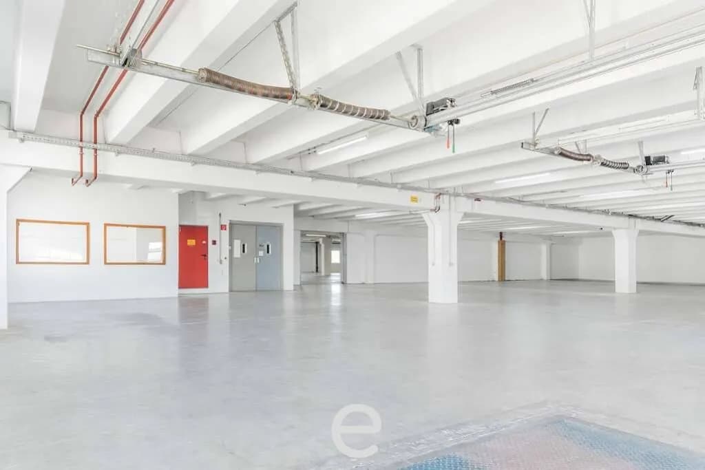 Gewerbeimmobilie mieten in Vöcklabruck – 1 700 m², € 9.000
