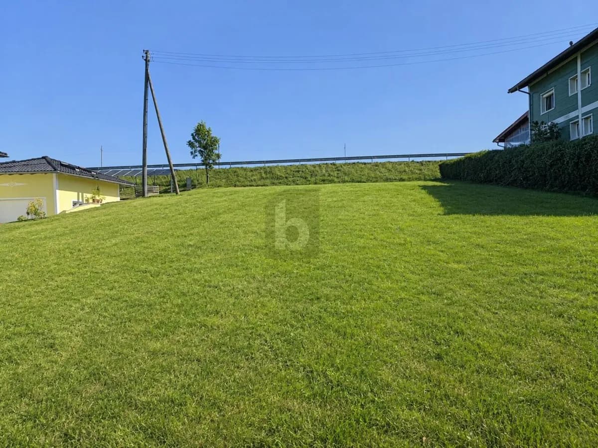 Grundstück kaufen in Vöcklabruck – 1 089 m², € 242.000