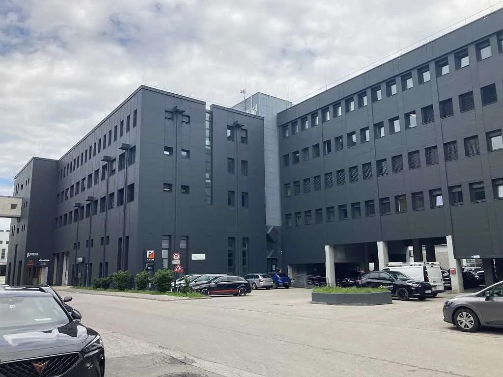 Gewerbeimmobilie mieten in Baden – 900 m²