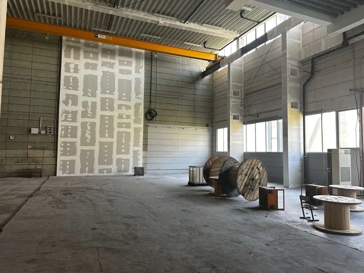 Gewerbeimmobilie mieten in Wien – 1 500 m², € 9 – Bild 1 von 15