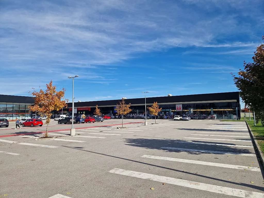 Gewerbeimmobilie mieten in Wels – 452 m², € 5.424