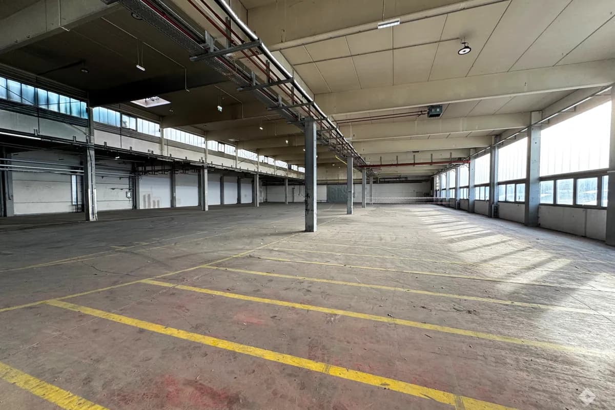 Gewerbeimmobilie mieten in Salzburg-Umgebung – 2 111 m², € 16.135 – Bild 2 von 9