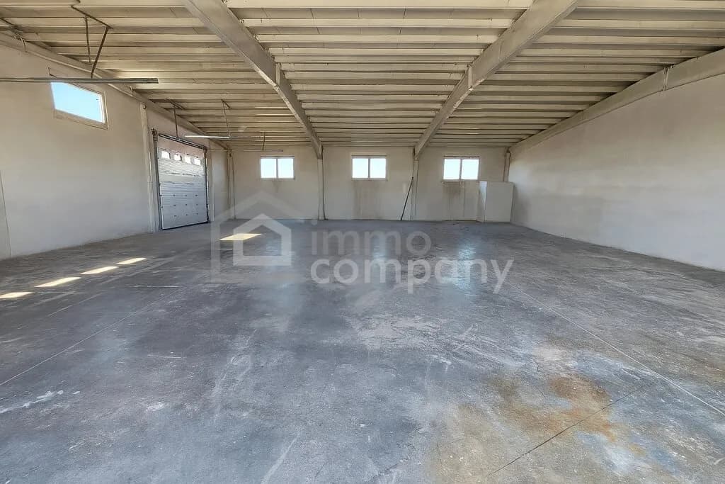 Gewerbeimmobilie mieten in Baden – 423 m², € 2.516