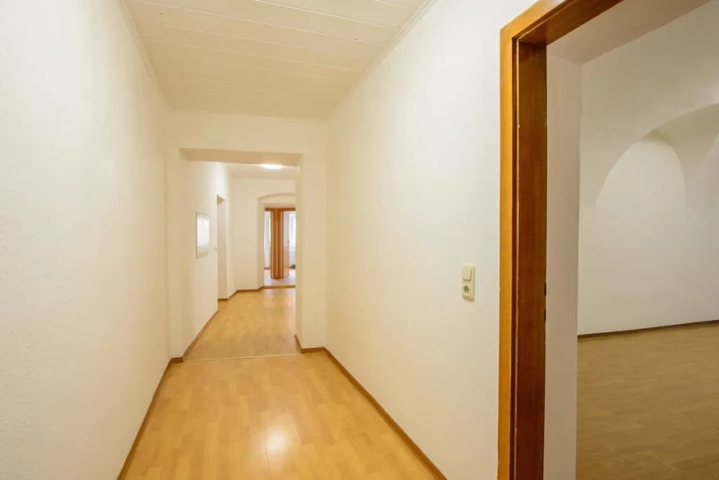 6-Zimmer-Wohnung kaufen in Gmunden – 135 m², € 370.000 – Bild 2 von 12