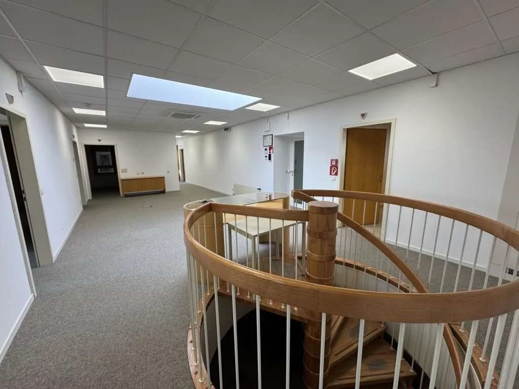 9-Zimmer-Gewerbeimmobilie mieten in Linz – 309 m², € 4.544 – Bild 12 von 22