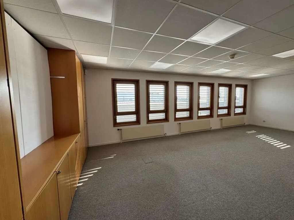 9-Zimmer-Gewerbeimmobilie mieten in Linz – 309 m², € 4.544 – Bild 17 von 22