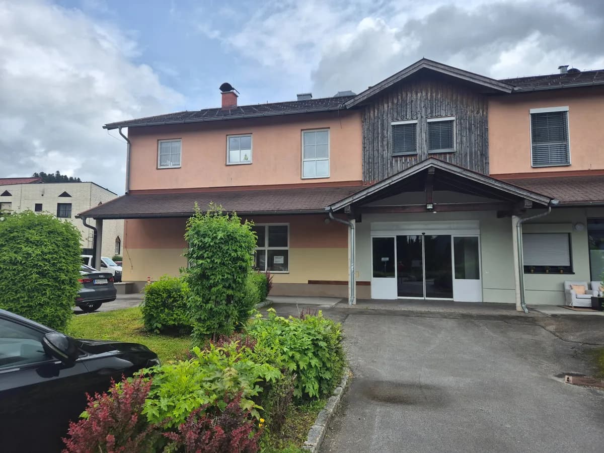 Gewerbeimmobilie mieten in Hallein – 179 m², € 9