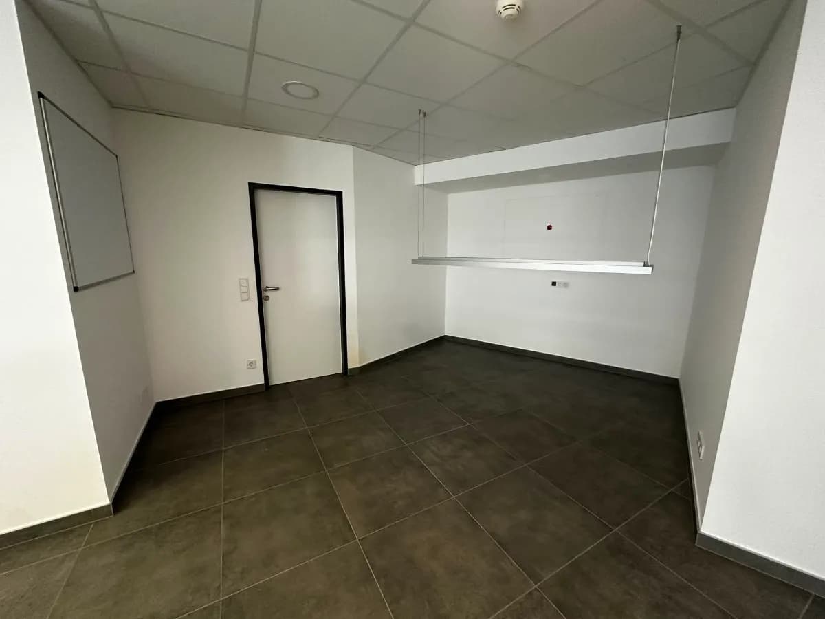 2-Zimmer-Gewerbeimmobilie mieten in Wels – 57 m², € 680 – Bild 2 von 4