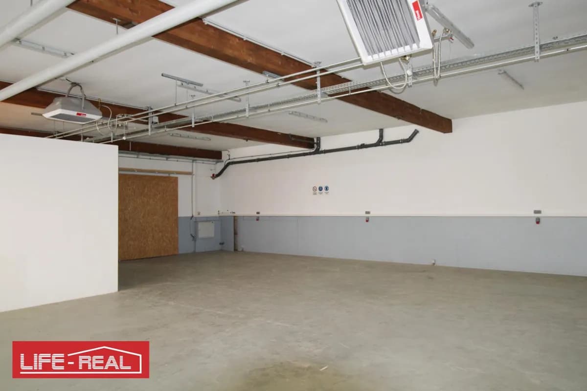 Gewerbeimmobilie mieten in Vöcklabruck – 390 m², € 2.796