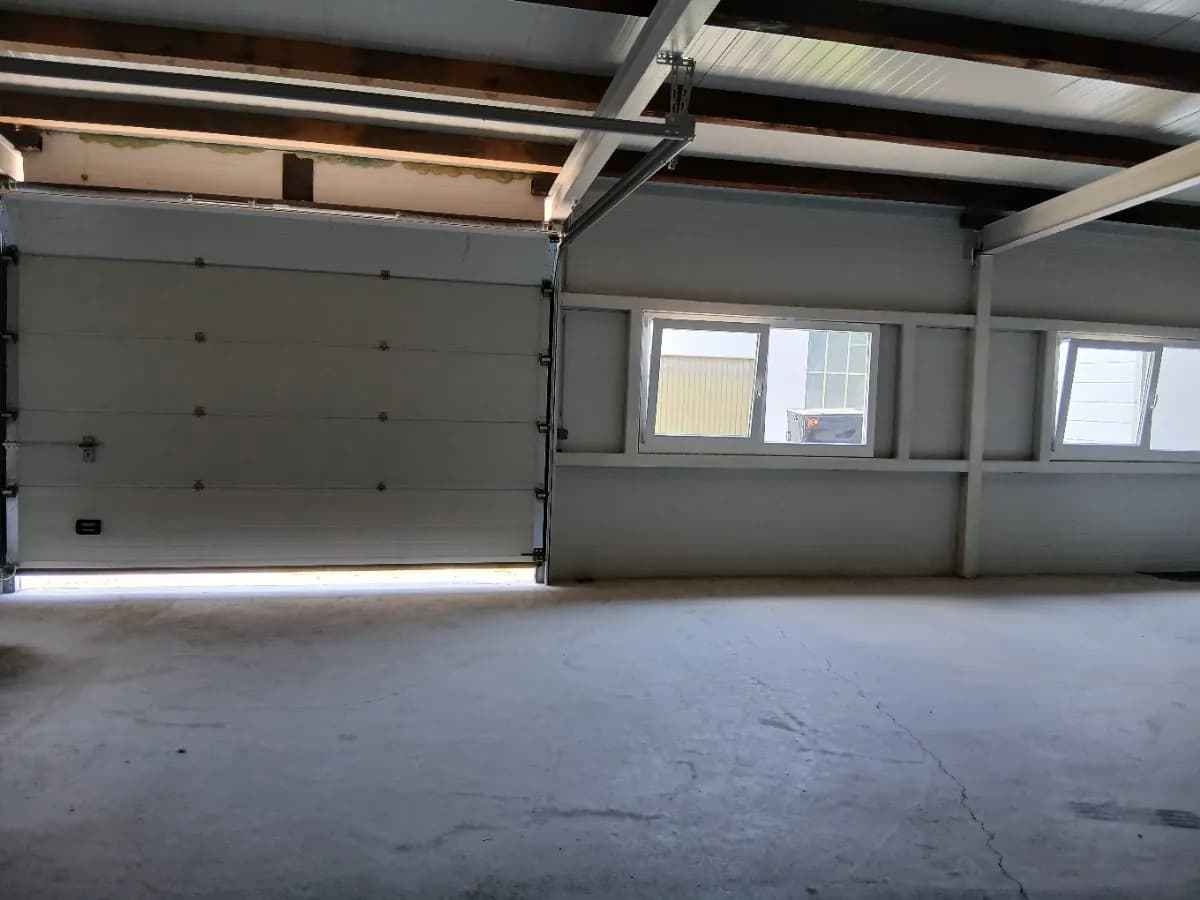 Gewerbeimmobilie mieten in Baden – 106 m², € 900