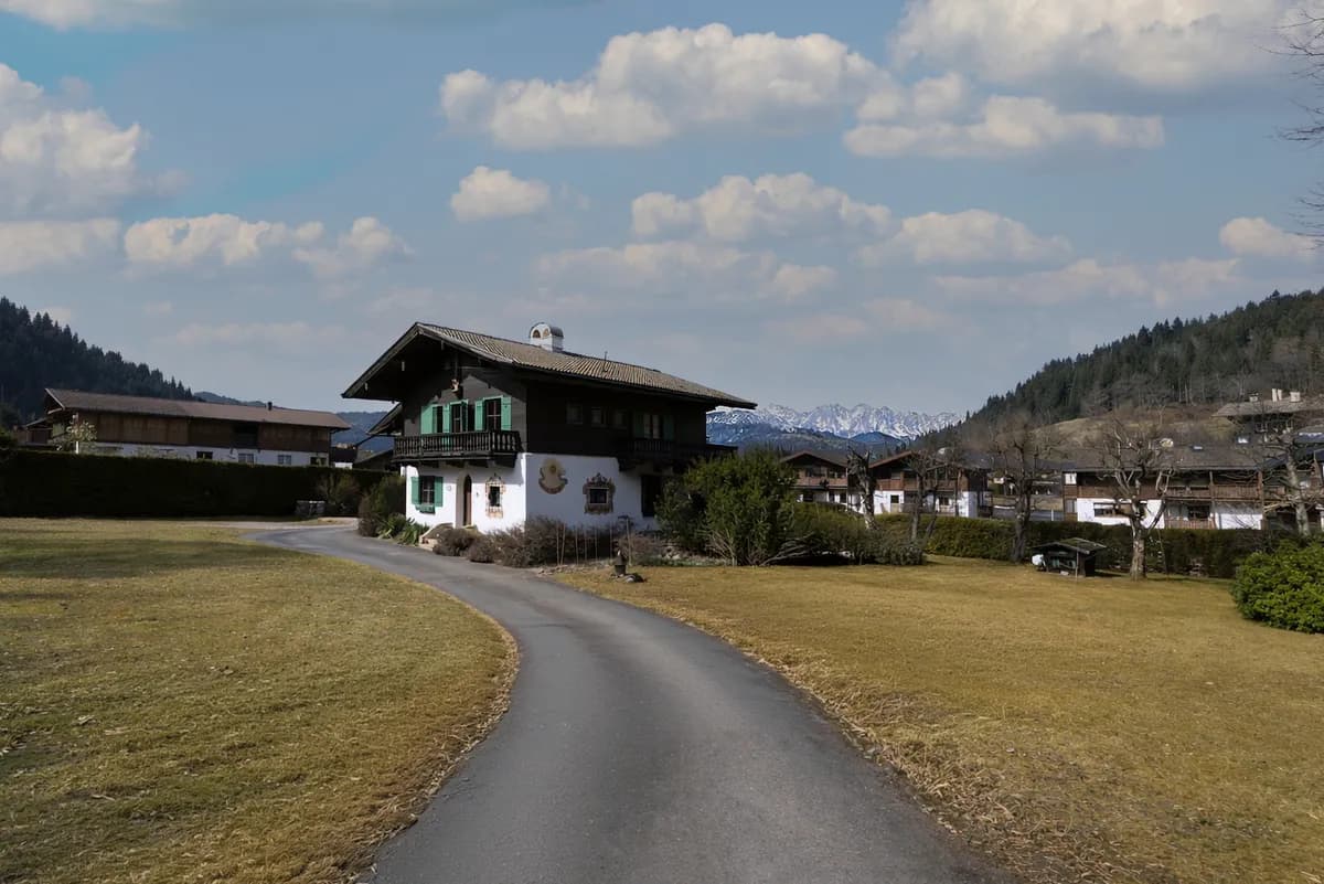 10-Zimmer-Gewerbeimmobilie kaufen in Kitzbühel – 270 m², € 7.500.000 – Bild 2 von 10