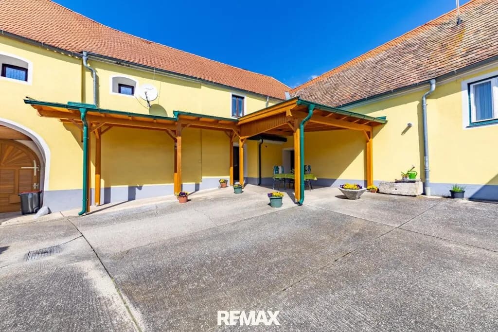 7-Zimmer-Haus kaufen in Hollabrunn – 243 m², € 399.000