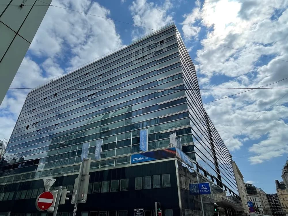 Gewerbeimmobilie mieten in Wien – 1 489 m², € 15