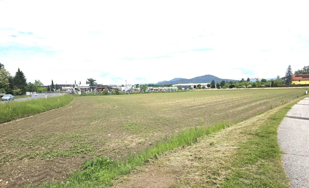 Grundstück kaufen in Klagenfurt – 12 854 m², € 2.377.990