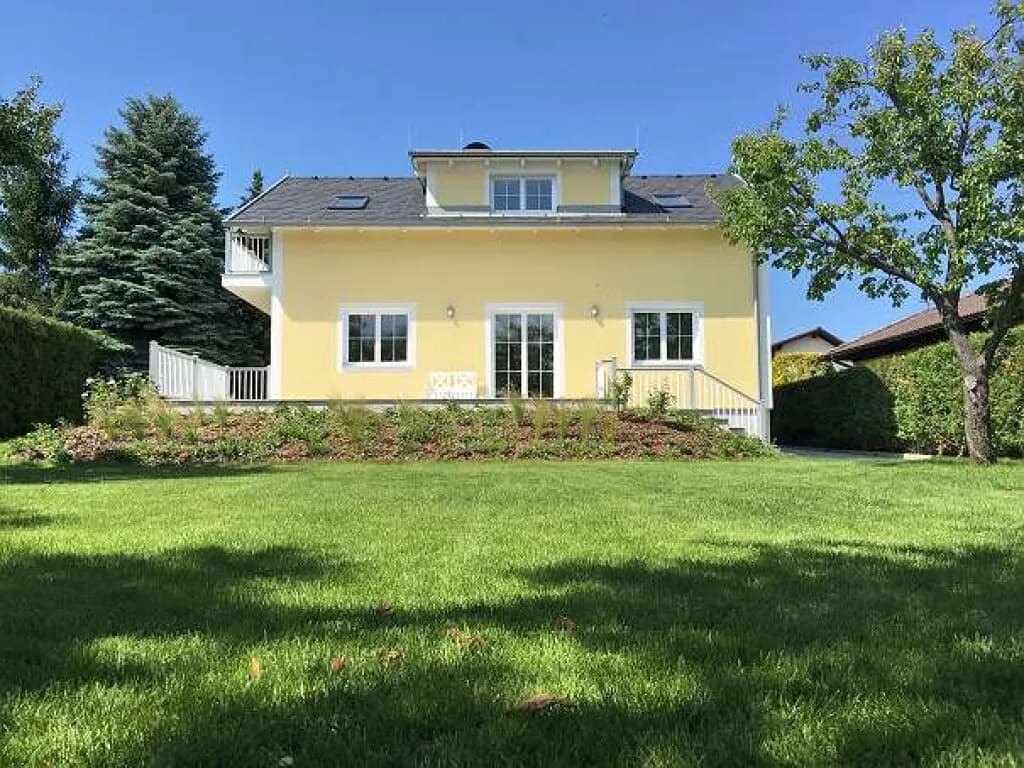 8-Zimmer-Gewerbeimmobilie mieten in Baden – 220 m², € 2.915